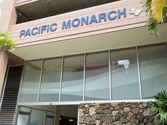 滞在したパシフィックモナークホテルの正面玄関
ホテルのチェックインの時からずっと
玄関横のいやすめおむすび側から出入りしていたから
正面から入るの初かも！
