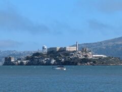 アルカトラズ島が見えます。
パッと見には、割と脱獄できそうに見えます(暴言)。
水温が低いのが脱獄を阻む理由の一つだそうですが、北欧の方は氷張った湖で老若男女泳ぎますしね…。