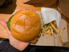 さて、サンフランシスコ国際空港に着きました。
昼を過ぎてるのに昼食がまだだったので、早くセキュリティエリア内のレストランへ行きたかったのですが。

Zipairはオンラインチェックインができません。荷物の重量制限が厳しいので、カウンターで計量し荷物にチェック済みのタグをつけてもらう必要があるせいかと。
チェックインカウンターが開くのは出発3時間前の13:55。
やむなく、セキュリティエリアの外で昼食を取ることにしたのですが…。

飲食店が、中華とWendy’sの二択しかない！
私は海外旅行中、できるだけその国の料理を食べたい派なので、中華を避けたら、日本でも食べられるWendy’sに。無念。
米国だと日本より大きいかなと思いましたが、目立って大きくは感じませんでした。

気になったのは、メニューにある「sandwich」「combo」。
サンドイッチ売ってるの？　コンボはセットメニューだろうけど、日本みたくサイドメニューと飲み物のセットなの？
ネットで調べたら、米国Wendy’sに行った日本人の方のブログが。
これは「ハンバーガー単品」と「ハンバーガーと飲み物のセット」を指すそうです。
お陰で問題なく注文できました。
こういう痒いところに手が届く情報が、ネットですぐ手に入る時代になって、ありがたいですね。

そしてチェックインしてZipairに乗り、帰国。
米国16:55発で、到着は翌日19:20着でした。予定より早く、10時間25分のフライト。
西回りなので１日消える感じです。