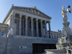 国会議事堂。ギリシャ神殿のようなつくり。
