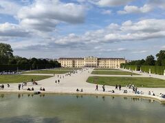シェーンブルン宮殿。黄色がかわいらしい宮殿。

広大な庭園も美しいです。