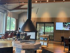 妙高高原ビジターセンターも素敵。
自然に溶け込んだ施設が落ち着きます。
展示を見てゆっくりいもり池を一周。
爽やかな風が気持ちいい