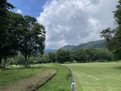 次に車で20分で笹ヶ峰高原。　
超穴場。
高校生のランニングクラブの
高地合宿でしょうか？
若者が走ってます。