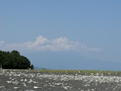 富士山世界文化遺産構成資産に登録された
三保の松原へ行き、富士山を写真に収めようとしましたが、
肉眼でもう少し見えていたのですが、写真だと雲の間にかろうじて見えるぐらいですね、残念。
