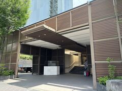 ホテルの玄関。