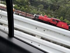 ホテルをチェックアウトして車で夢の吊り橋に向かいます。
途中大井川鉄道でトーマスとパーシーの車両が走っていました。
