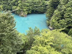 北海道の美瑛の青い池と同じように綺麗な青さでした。
