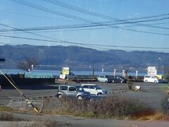 車内からみえる諏訪湖。