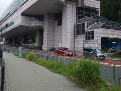 ちなみに京王れーるランド前は多摩モノレール通りで、道路を挟んで向こう側は多摩動物公園になります。

駅は多摩動物公園駅が最寄りです。
