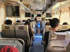 訳が分からず困惑していたら、片言の日本語と英語が話せる男性が「先週の台風で新営と嘉義の間は通行止めになっています。ここから嘉義までは代替えバスでの移動です。」と説明して私たちに付き添ってくださった。
バスに乗る所まで案内してもらって私たちは無事に嘉義行のバスに乗り込んだ。

本当に台湾の人々は優しくて親切。ここから私たち夫婦にとってこの旅最大のトラブルに見舞われるのだけど、その台湾の人の優しさを何度も実感することになる。

果たして阿里山鉄道の予約の時間に間に合って阿里山にたどり着けるのか･･･？