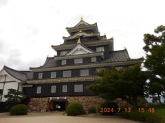 岡山城は別名を烏城（うじょう）というそうです。レプリカ城ですが、全体的な黒感がかっこいい。