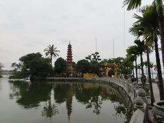 16:24
Grabでチャンクォック寺（鎮国寺）にやってきました。
タイ湖に浮かぶように建っていてとてもきれいなスポットです。

100ドン札に描かれているのですが、そもそも実物が使われていないです・・・。
ネットで見た限りでは門が塔の左側に描かれているので、この角度ではない。。


Grab
16:13 ホーチミン博物館→16:23 チャンクォック寺
VND 29,000

チャンクォック寺
無料