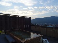 ７月２０日(土)、朝５時。
早速、屋上の露天風呂に行ってみた。
越後三山と魚沼の町を見渡せる眺望。
洗い場は無く湯舟がただあるのみ。
六日町温泉・源泉かけ流しだヨ。