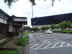 １０分ほどで、魚沼の里に着いたヨ。
日本酒"八海山"の蔵元として有名な、
八海醸造が運営している施設だヨ。