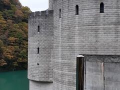 トロッコ電車のそばにある
ダムの建設後、作り直された発電所。
お城のように見える。