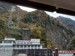 鐘釣に1時間半ほど滞在し、宇奈月に戻る黒部川第二発電所の近くに
ネズミ返しの岩壁と呼ばれる高さ200メートル大岩壁があるが
写真に収めきれず…
