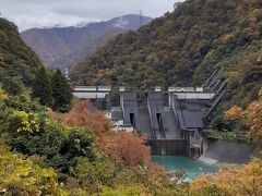 宇奈月ダム。
もう少し奥まで行くと温泉があったが、
帰りの電車の時間的にぎりぎりだったので引き返すことにする。