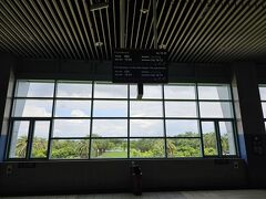 順調にバスは高鐵 嘉義駅に到着した。

乗る予定だった台鉄は、自強号(特急)でも70kmまでなら悠遊カードで乗れて、特急料金を払わなくてもいい上に10％引きになる。
阿里山から台鉄 嘉義駅に戻ってきたら、名物の鶏肉飯を食べてタイル博物館を見学して、駅に預けていた荷物を受け取って台鉄で台南まで(事前に予約せずに)悠々カードで乗車するつもりだった。

前日、台鉄の駅に荷物を預けていたら、何としても台鉄に戻らなければいけないところだった。夫に感謝。
