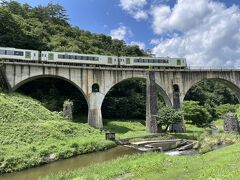 めがね橋と電車

めがね橋を走るのはJR釜石線の電車