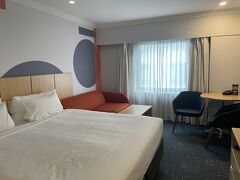 そんな感じでホテルまできました。
最初の2泊はibis Styles Sydney Centralです。

割とスムーズに来れたから11時前に着いたんだけど、お部屋も使わせてもらえてありがたすぎる。

スマホだけ充電して、オペラハウスに行ってみることに。