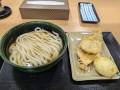 2日目の朝食はうどん！徒歩圏にある、さか枝へ。
ホテルの朝食はビュッフェ2000円でさすがにね…。

サイズを中にしたら、オーダー後に中は1.5玉と知り、多いな…と後悔。
さつまいも、とり天、温泉卵の天ぷらも追加。
小食な方なので、おいしいけど、麺が減らない…と苦戦しつつも完食。
この日は昼抜きました笑