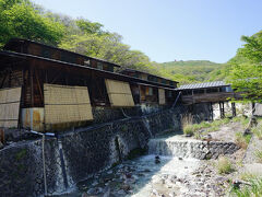 ●那須温泉 鹿の湯＠殺生岩界隈

中を撮影出来ないのが残念ですが、とっても風情のある、素朴な温泉です。
約1300年前に開湯されたと言われています。
41、42、43、44、46、48度の6種類の浴槽があり、好きな温度を選んで入ります。
44度まではチャレンジしましたが、それ以上は、やめておきました（笑）。
単純酸性の硫黄温泉です。
湯治場として利用されてる人もいらっしゃるようです。
去年行った、青森の酸ヶ湯を思い出してしまいました。
ここもすごく雰囲気が良いので、お薦めです。