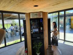10時になったのでフードコートへ。　7月上旬に改装オープンしたらしく、会計場所が一箇所に集約されて無人になってました