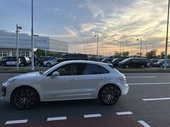 友人H様にポルシェで羽田空港まで送って頂き

またね～～
次はどこでハンバーガー食べようか？
笑笑、彼女とはハンバーガー＆飲茶の会なのでね

mahalo！

