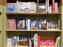 日本のガイドブックを探しに紀伊國屋まで来てみました！
日本コーナーは充実していたけど、ガイドブックというか、文化の紹介みたいな本だったりが多かったかも。