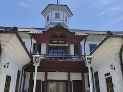 斜め前にある白雲館、近江八幡の物産案内、観光案内、トイレ、避暑！
　休憩所として常に7.8人は休んでいました