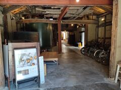 近江八幡まちや倶楽部へ、酒蔵を洒落たショップに改装した人気のスポット。　近江牛の革製品があることに感動。地元で牛さんの命を大切に使い切ってほしいものです。