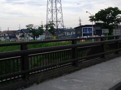 この日は車でむかいます。

車で多摩川をわたりました。

橋のすぐそばに多摩川の看板が。