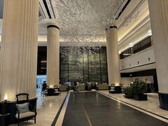 空港からホテルまでGrabで24ドル、時間は20分ほど。シャングリラシンガポールに到着しました。こちらのホテルに4泊します。チェックインはタワーウィングのメインロビーで行います。