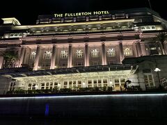 夜ご飯はオーチャードのIONの地下4階のフードコードで食べました（モスバーガーを。涙）。
本当はラッキープラザのラッキーチキンで食べたかったのですが、行ったらもうしまっていました。
ご飯を食べて、Grabでリバークルーズの出発地Fort Canningへ向かおうとするも車がなかなか捕まらず、、Fort Canningに着いた後もクルーズの出発地付近が工事中でGoogleMapが役に立たない。時間ギリギリだったこともあり焦りました。不測の事態に備えて時間に余裕を持って行動せねばと肝に銘じました。
リバークルーズは初日にシンガポールに来たことを感じておきたいと8時半スタートのクルーズを日本で予約しておきました。
WaterBのホームページからマリーナベイサンズの前で毎日行われている噴水ショーが見れるクルーズを予約しました。（私が見たときにはKlookとKKdayでは噴水ショーが見れるプランはなかったです）
大人40SGD、子ども30SGDでした。