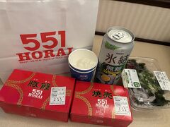 急いでシャワーを浴びて、新大阪駅で買ってきた豚饅と焼売で遅い夕食です。