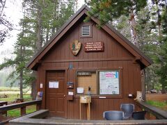 ビジターセンター、センターというより小屋レベルですが、はまだオープンしていません。