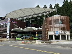約2時間で阿里山バスターミナルに到着。標高2000mまで一気に上っていきます。崖が多いので少し怖かったです。灼熱の嘉義の街とは別世界。涼しかったです。