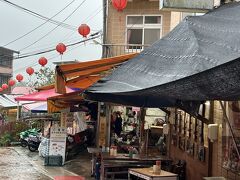 奮起湖名物の駅弁を食べようと店を探しました。いくつか店がありました。店先で2匹の犬がいる店を選びました。
