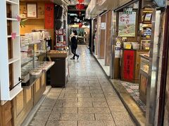 14：10の嘉義行きのバスに乗って、途中の奮起湖で降りました。15時過ぎだったせいか、人は少なく、店じまいしている店もありました。