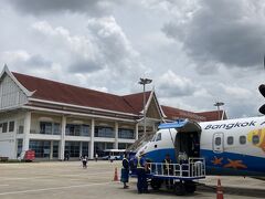 【２日目】７月２８日
バンコクから約２時間、ルアンパバーン空港に到着しました。
事前に調べてはいたけど、本当に小さな空港です。
プロペラ機を降りて徒歩でターミナルビルへ。