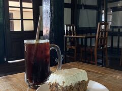 機内食でランチが出たので、そこまでおなかがすいていない･･･
ということで、カフェですね。
ルアンパバーンにも素敵なカフェがたくさんあるようですが、旅行者に口コミのよいSaffron Coffee。
アイスコーヒーとキャロットケーキ（かなりボリュームあり）にしました。
外国人旅行者に口コミがいい＝カード使えるでしょ、と思っていたら現金のみでした。
