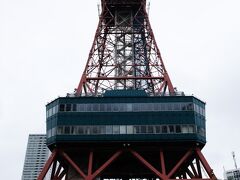 テレビ塔に接近。こういう縦長のものを取るとどうしても縦構図になりますね。縦構図も苦手です。