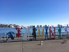 リアル宝探しの参加冊子を手に、ビル内の階段を登って地上へ。
年明けにも行った、日の出桟橋まで歩いていきました。
カラフルな、いろんなポーズの人型のパネルが設置されていました。
