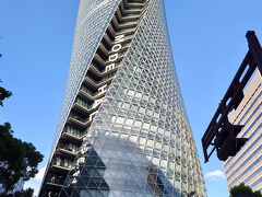 モード学園のスパイラルタワーを過ぎ…