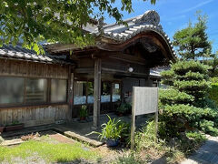 「松尾寺政所」醒井尋常高等小学校の玄関を移築したものです。