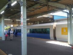 勝浦駅です。
特急を降りてすぐ向かいホームの列車に乗り換えです。
鴨川方面行は2両しかないので立っている方もいました。
ちばWEB特集によると
勝浦は2024年7月4日、各地の最高気温は東京都心で35℃、
勝浦市は30.3℃にとどまりました。
2023年7月の日ごとの最高気温の平均は28.9℃。
東京都心の33.9℃より5℃も低くなりました。
涼しい場所として有名になりました。
