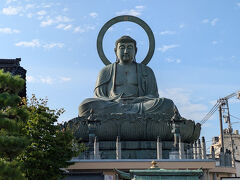 何ともご立派な大仏さまです。
奈良、鎌倉と並んで、日本三大大仏と呼ばれているそうです。
思いがけず、三大をコンプリートしちゃったね。
朝は誰も参拝客がいなかったので、ゆっくりと参拝することができました。