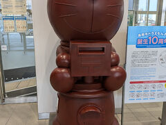富山駅１階のバスの待ち合わせ場所には、ドラえもんのポストがありました。
平日の朝、高校生がたくさん待っているところで、このドラえもんポストを写メで撮影。
ちょっと恥ずかしかったかも。