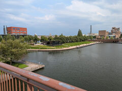 この後、高岡市内で本来の目的である仕事をちゃちゃっと片付けました。
お昼をお誘いいただきましたが、用事を理由にお断り。
列車で富山駅へ移動してきました。

富山駅から徒歩10分ちょっと、炎天下の中、歩きました。
こちらの公園に来たかったんですよね。
とにかく広くて、水辺は涼が感じられて、よかったなぁ～。