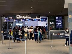 アイガー・エクスプレスの駅。2020年にできたロープウェイとユングハラウ鉄道のターミナル駅です。
まだハイシーズンではないですが、混んでいます。
